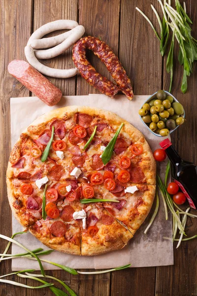 Pizza com salame, tomates — Fotografia de Stock