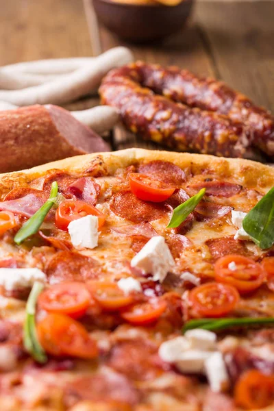 Pizza rústica com salame — Fotografia de Stock