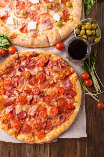 Pizza com salame, mussarela e manjericão — Fotografia de Stock