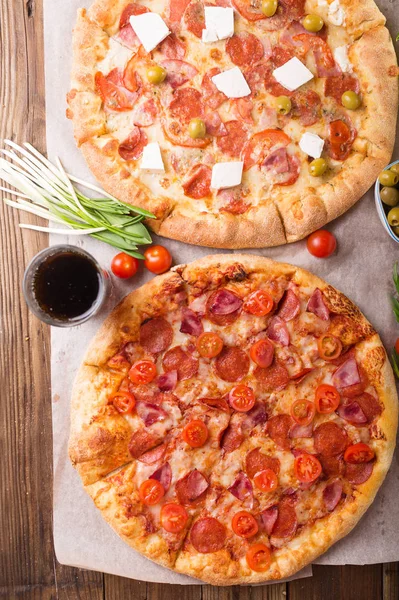 Pizza com salame, mussarela e manjericão — Fotografia de Stock