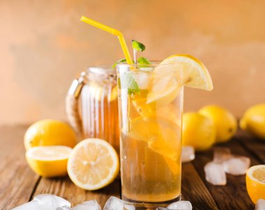 buzlu çay limon dilimleri ile