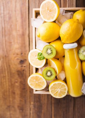 limon suyu ve limon kutusunda