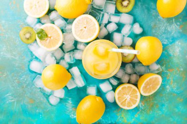 Meyve suyu ve buz küpleri