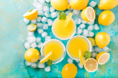 Meyve suyu ve buz küpleri