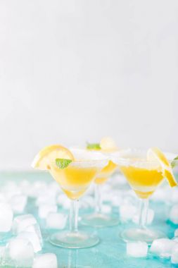 Buz küpleri ile kokteyller Detoks