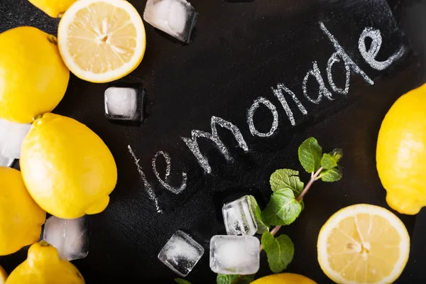 Kara tahta üzerinde kelime limonata