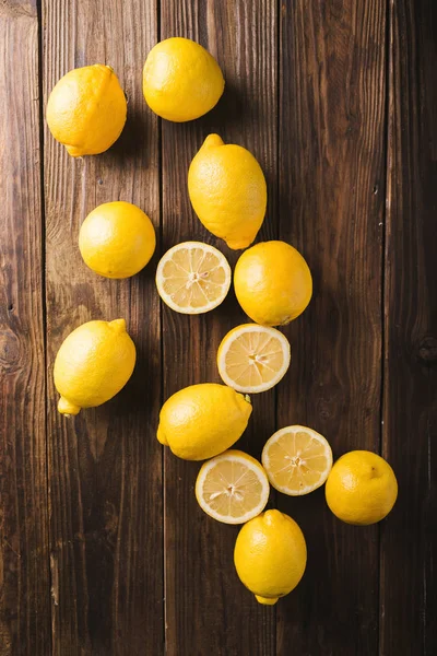 Limoni su sfondo marrone in legno — Foto Stock