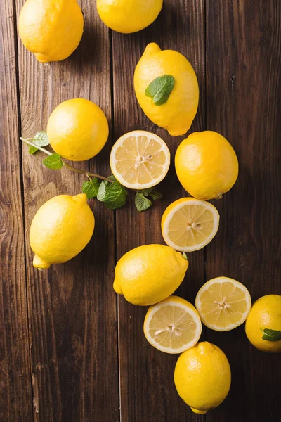 Limones con hojas de menta —  Fotos de Stock