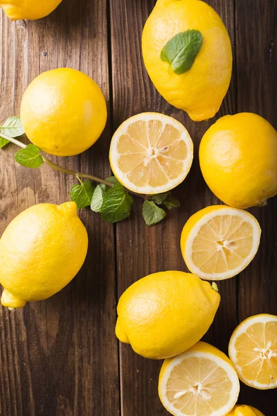 Limoni con foglie di menta — Foto Stock