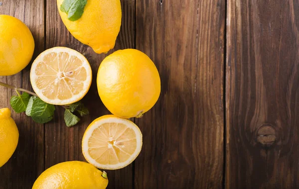 Лимони з листя м'яти — стокове фото