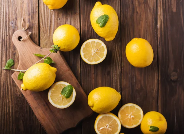 Limones con hojas de menta —  Fotos de Stock