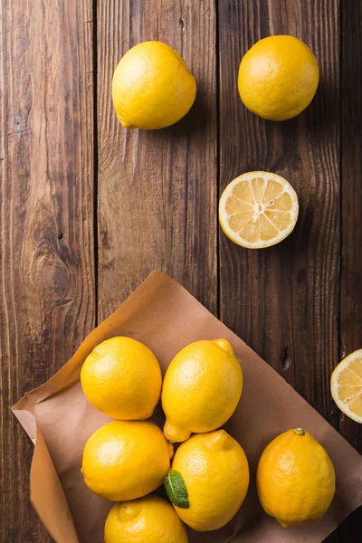 Limones sobre papel kraft —  Fotos de Stock