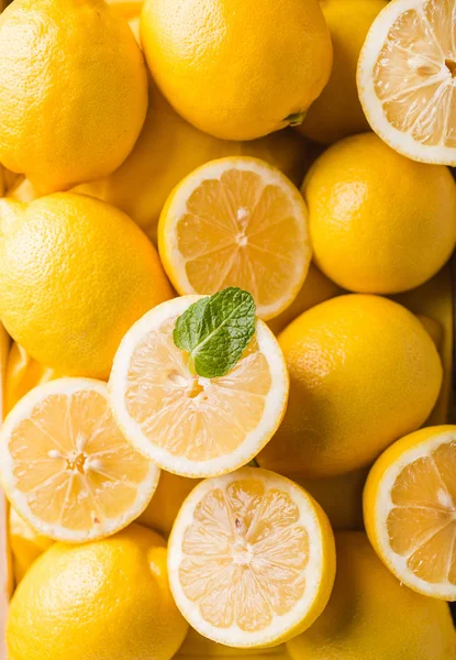 Primo piano limoni e foglie di menta — Foto Stock