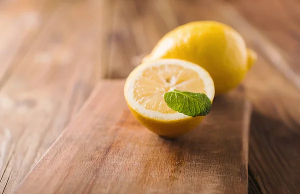 Лимони з м'ятним листом — стокове фото