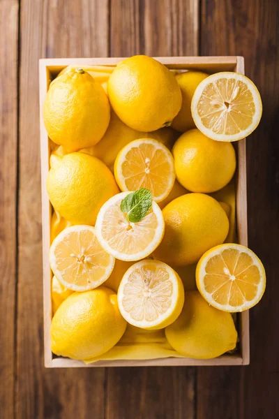 Limones y hojas de menta —  Fotos de Stock