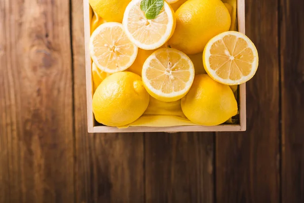 Limones y hojas de menta —  Fotos de Stock