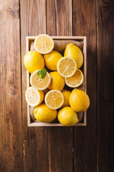 Limoni e foglie di menta — Foto Stock