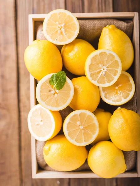 Limoni e foglie di menta — Foto Stock
