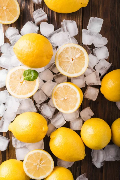 Zitronen und Eiswürfel — Stockfoto