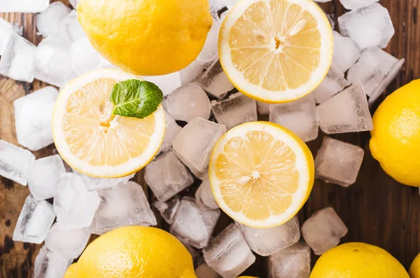Лимони і кубики льоду — стокове фото