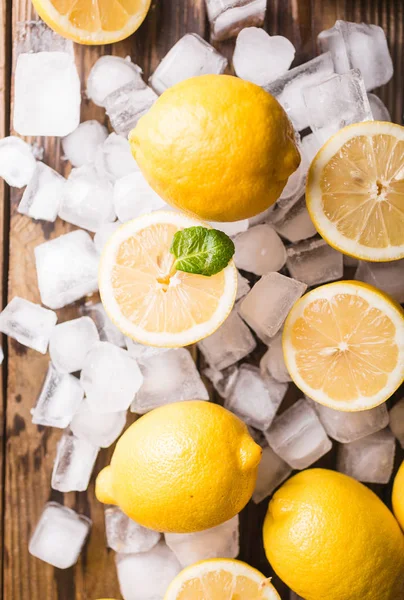 Limoni e cubetti di ghiaccio — Foto Stock
