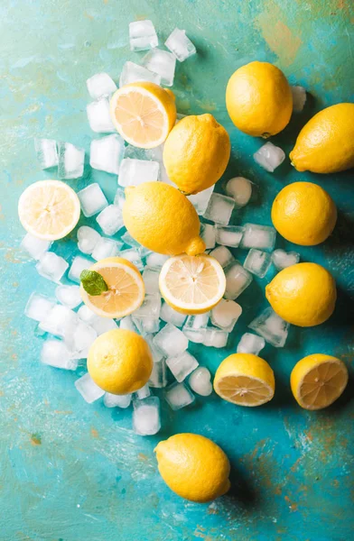 Limones y cubitos de hielo —  Fotos de Stock