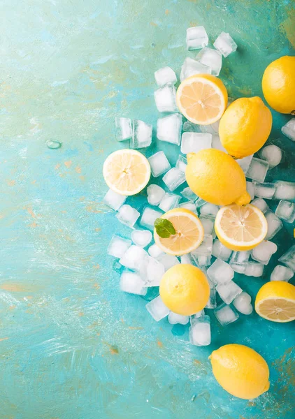 Limones y cubitos de hielo — Foto de Stock