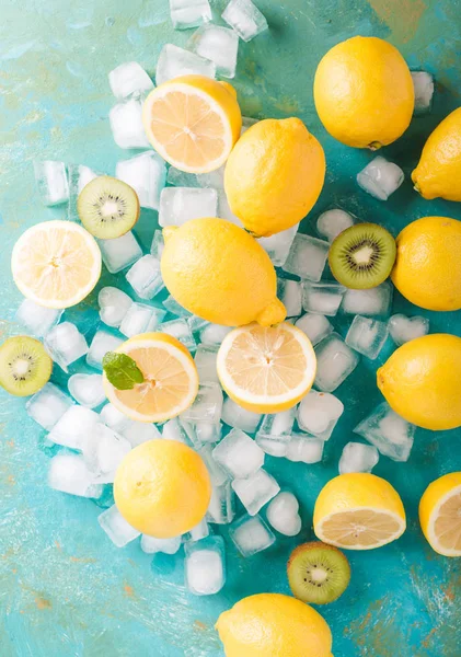 Zumo de fruta y cubitos de hielo —  Fotos de Stock