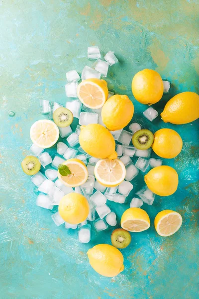 Succo di frutta e cubetti di ghiaccio — Foto Stock