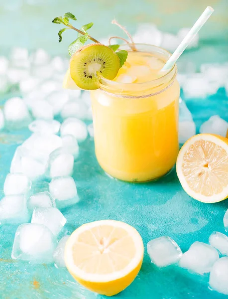 Verre smoothie citron — Photo
