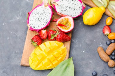 ananas, çilek ve tutku meyve