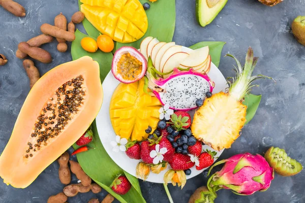 Colorful tropical fruits — Stock Photo, Image