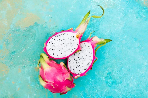 Pitahaya meyve turkuaz arka plan üzerinde