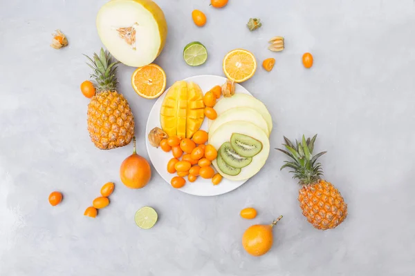 Pineapples, mangoes, kumquat and melon — Stock Photo, Image