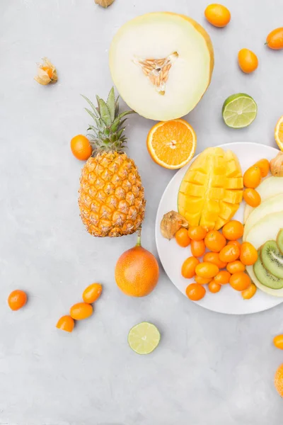 Piña, mangos, kumquat, melón y naranjas —  Fotos de Stock