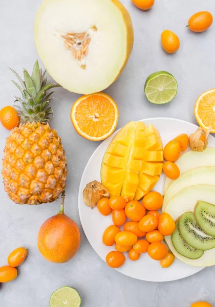 Piña, mangos, kumquat, melón y naranjas —  Fotos de Stock