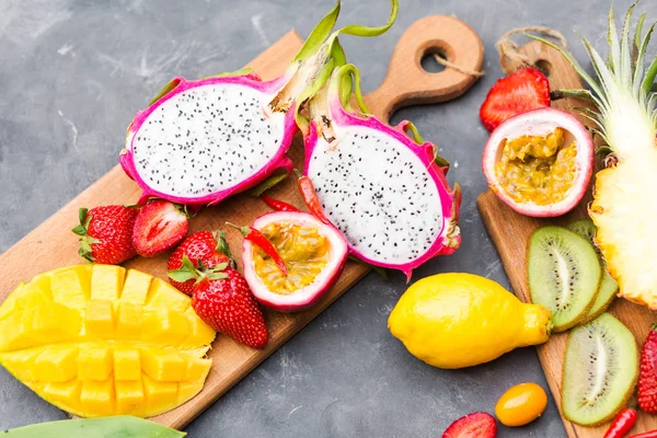 ananas, çilek ve tutku meyve