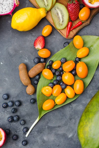 Frutas sobre fondo gris —  Fotos de Stock