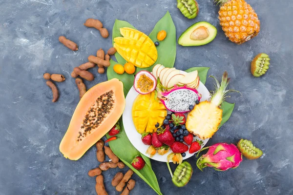 Frutas sobre fondo gris —  Fotos de Stock