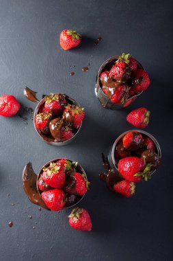 Karamel ile taze çilek