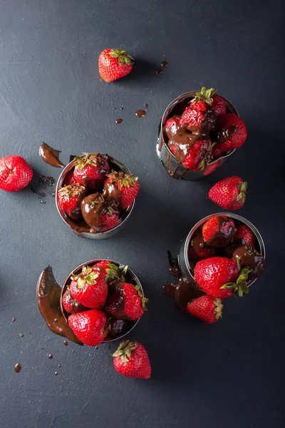 Karamel ile taze çilek