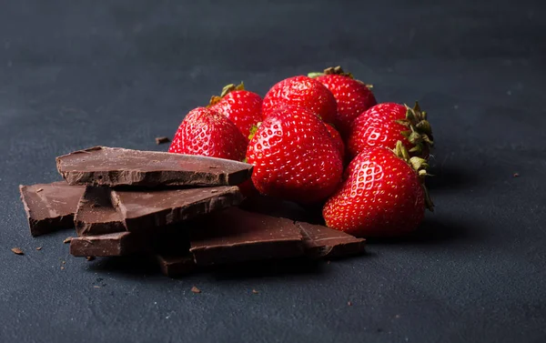 Çilek çikolata dilimleri ile