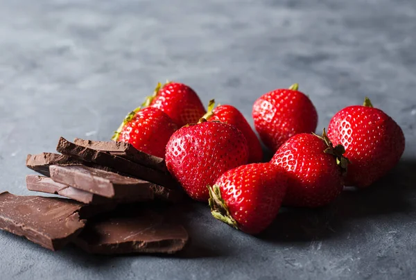 Çilek çikolata dilimleri ile