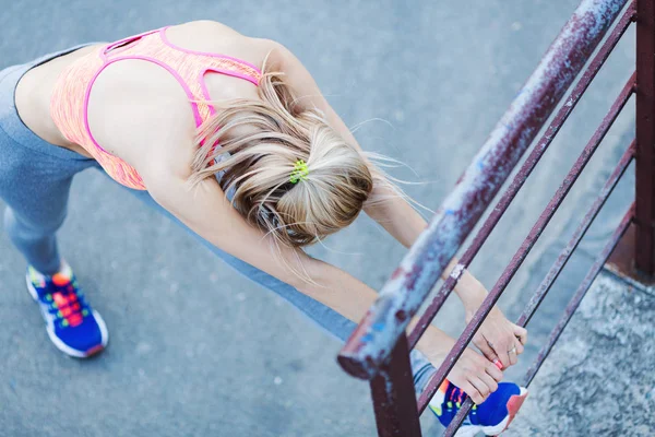 Młoda Kobieta Rozciąganie Przed Uruchomieniem Zewnątrz Młoda Dama Fitness Rozciąganie — Zdjęcie stockowe