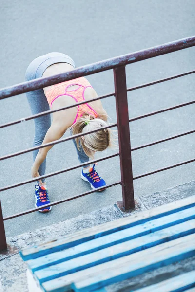 Mladá Žena Strečink Před Spuštěním Venku Mladá Žena Fitness Strečink — Stock fotografie