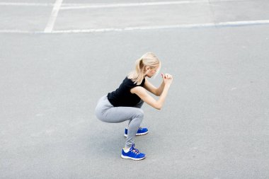 Arka içinde yakmak. Ağız kavgası yaparken spor genç kadın yan görünüm. Genç güzel kadın ağız kavgası