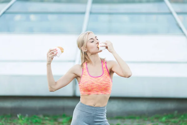 Spor Kadın Bir Sandviç Yeme Spor Sağlık Kavramı — Stok fotoğraf