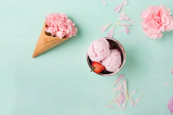 Helado en conos de gofre — Foto de Stock