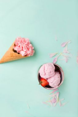 Waffle külahında dondurma. 