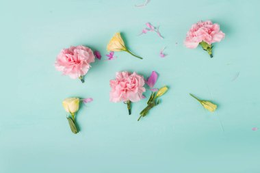 Pembe peonies ve Sarı Gül